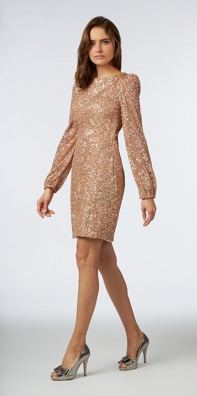 Vestido corto de lentejuelas con mangas.