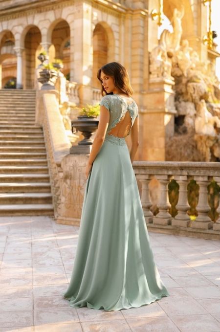 Traje con cuerpo de encaje, falda de crepe y espalda abierta