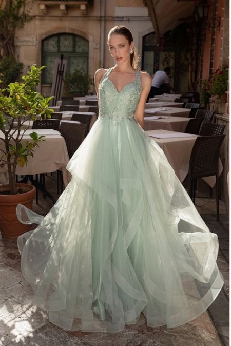 Traje corte pincesa con falda de volantes y detalles en pedreria