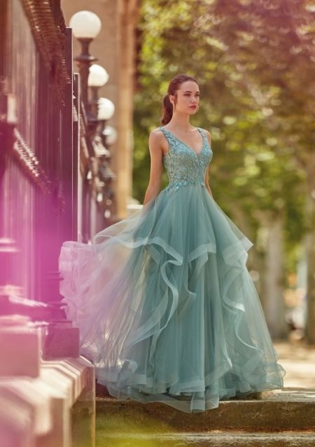 Traje corte princesa con falda de volantes y cuerpo de encaje y brillos
