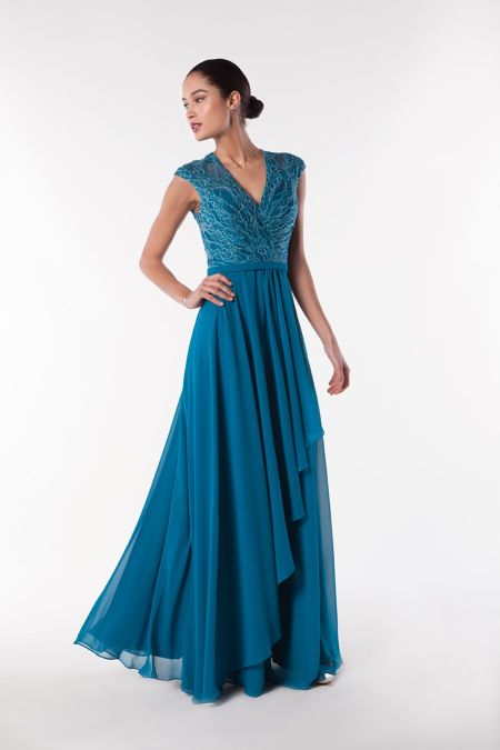 Traje de fiesta con cuerpo de encaje y espalda semitransparente