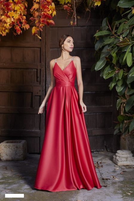 Traje de fiesta con cuerpo plisado y falda de vuelo