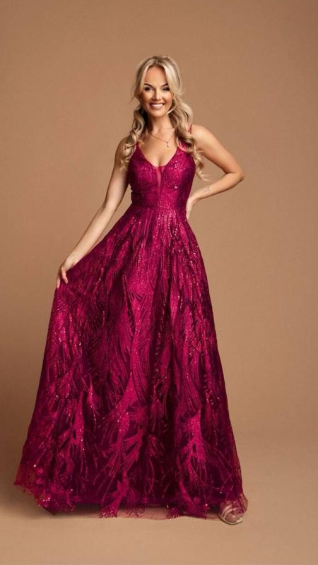 Traje de fiesta corte princesa con lentejuelas y cuerpo transparente