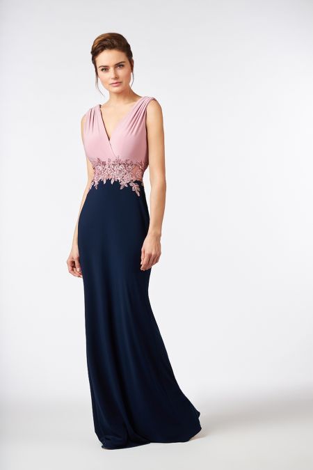 Traje de fiesta entallado con detalles en pedreria