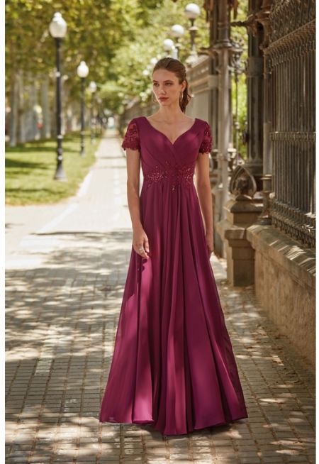 Traje de gala con cuerpo de encaje, detalles en pedreria y falda lisa