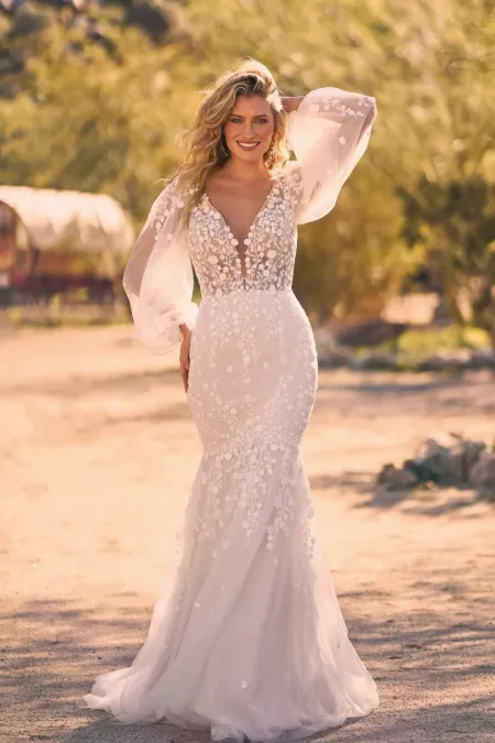 Traje de novia ajustado con mangas abullonadas y espalda abierta