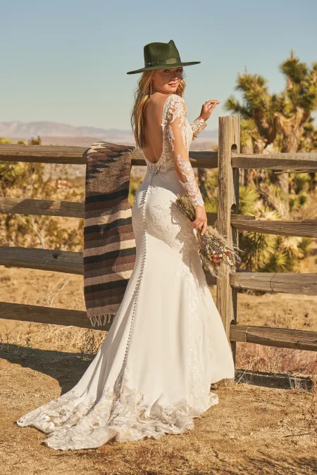 Traje de novia ajustado de crepe con encajes, bordado en pedreria y mangas