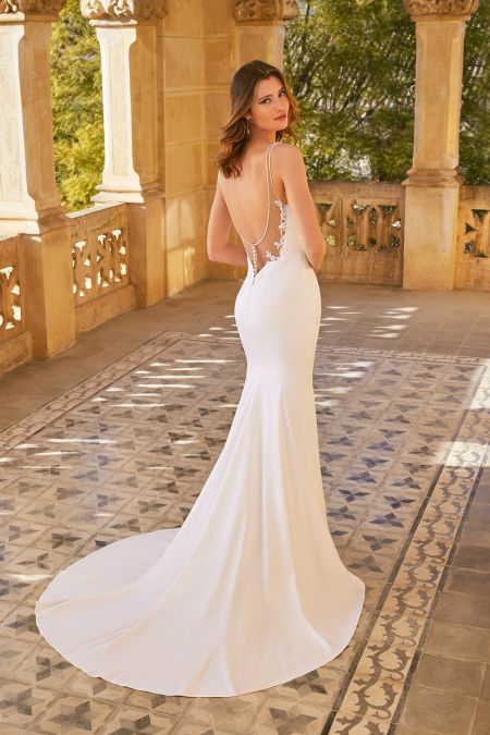 Traje de novia ajustado en crepe con bordado y escote recto