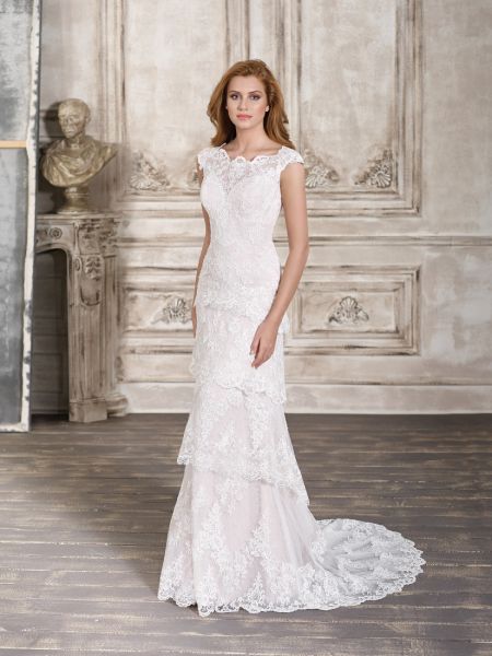 Traje de novia boho chic con encaje y falda de volantes