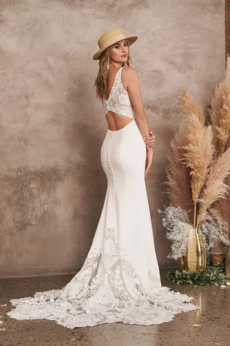 Traje de novia boho con cuello sabrina y cola ilusion recortada