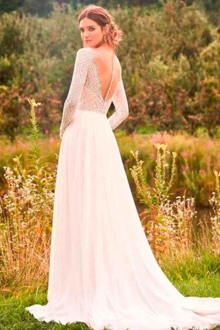 Traje de novia boho con cuerpo de guipur, mangas y falda de crepe