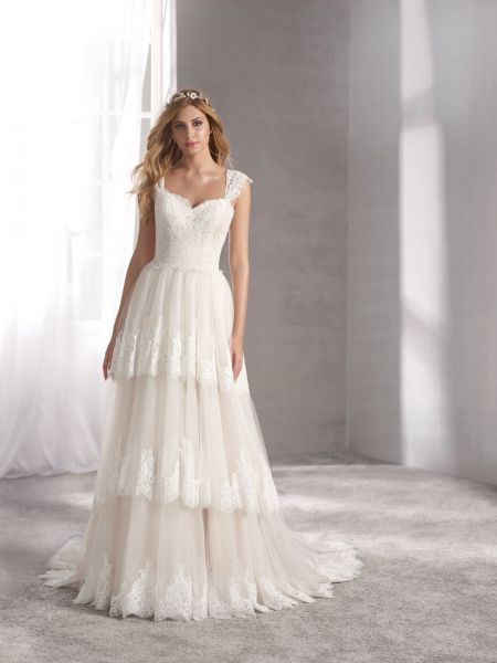 Traje de novia boho con falda de volantes