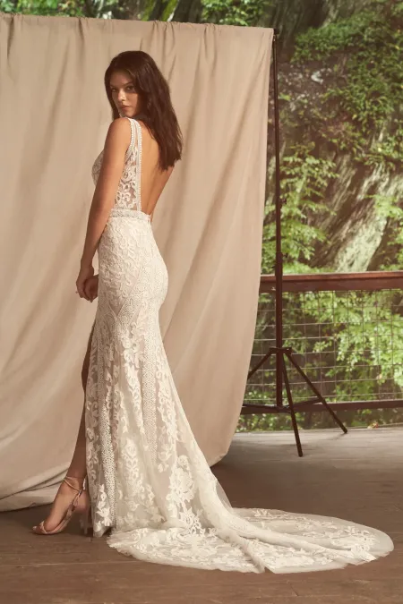 Traje de novia boho recto con abertura frontal y espalda descubierta