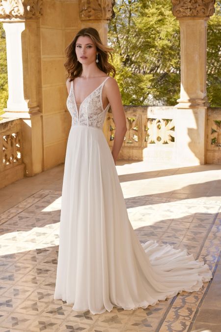 Traje de novia con cuerpo de encaje, falda de crepe y espalda abierta