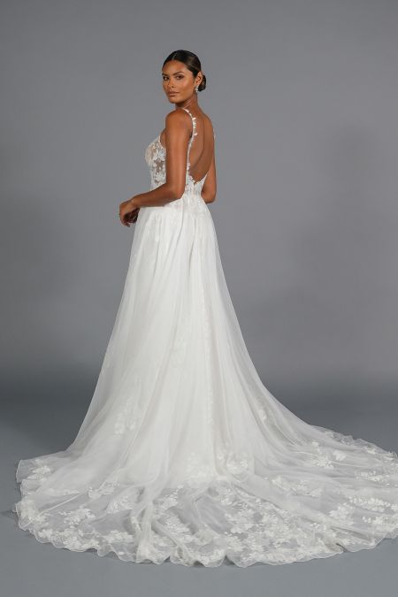 Traje de novia con cuerpo de transparencias y apliques florales en 3D