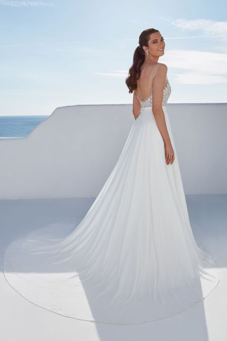 Traje de novia con cuerpo fantasía de pedrería con escote de pico y falda evasé de gasa
