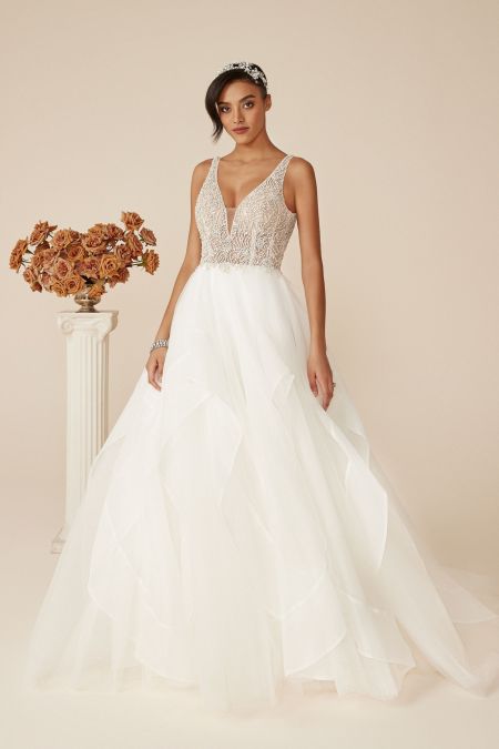 Traje de novia con cuerpo ilusion bordado en pedreria, falda de volante y espalda abierta