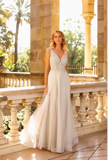 Traje de novia con cuerpo semitransparente de encaje y pedreria