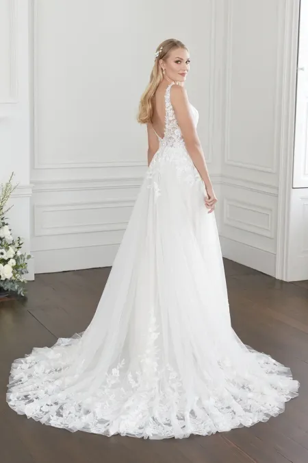 Traje de novia con encaje, pedreria y escote pronunciado