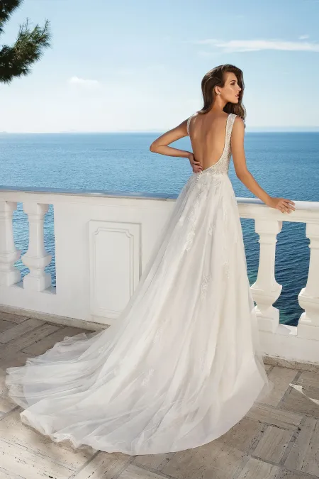 Traje de novia con encaje, pedreria y espalda abierta