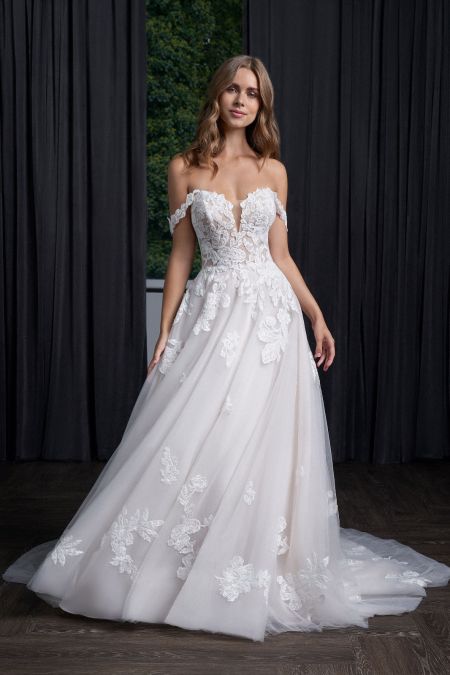 Traje de novia con encaje y detalles en pedreria