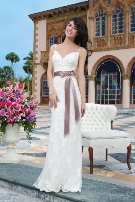 Traje de novia con encaje y escote pronunciado en la espalda