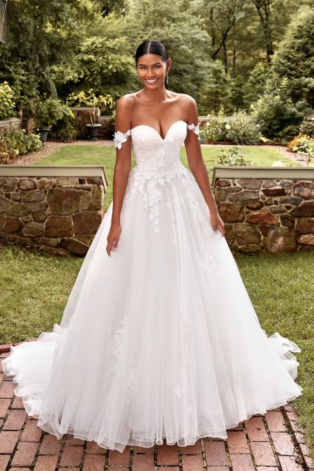 Traje de novia con escote corazón, apliques florales y falda de tul