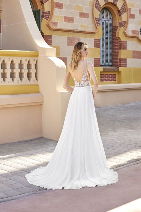 Traje de novia con falda de crepe, cuerpo semitransparente de encaje y detalles en pedreria
