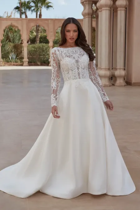 Traje de novia con falda de mikado y cuerpo bordado en pedreria y mangas