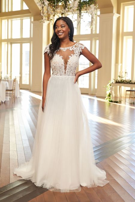 Traje de novia con falda de tul suave en forma de A y profundo cuello ilusión Sabrina