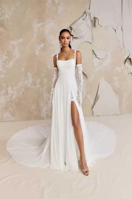 Traje de novia con flores en 3D, transparencias laterales y cola bordada