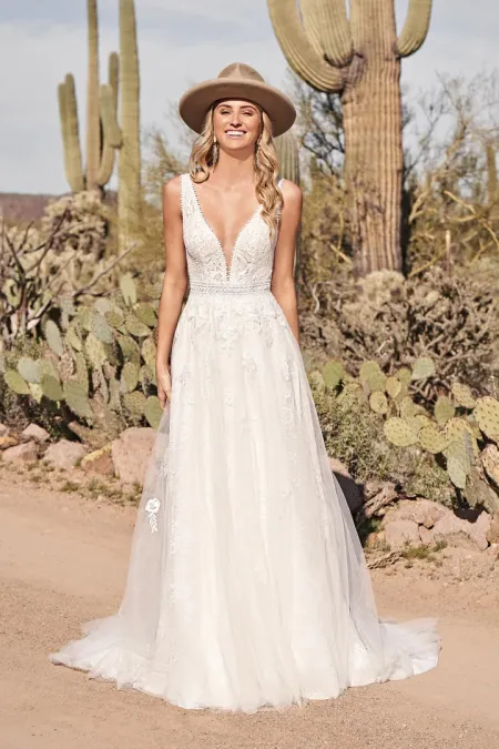 Traje de novia corte A boho con encaje y detalles transparentes