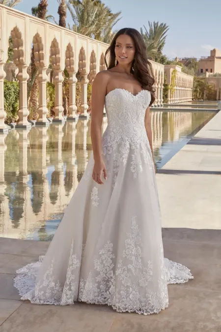 Traje de novia corte A con cintura baja, escote corazon y detalles de encaje