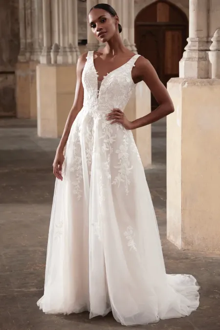 Traje de novia corte A con encaje y detalles en pedreria, escote pronunciado