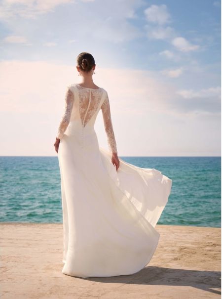 Traje de novia corte A con mangas y espalda de chantilly