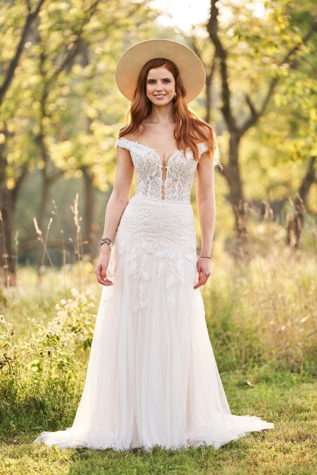 Traje de novia corte bajo de malla inglesa con perlas y escote en barco