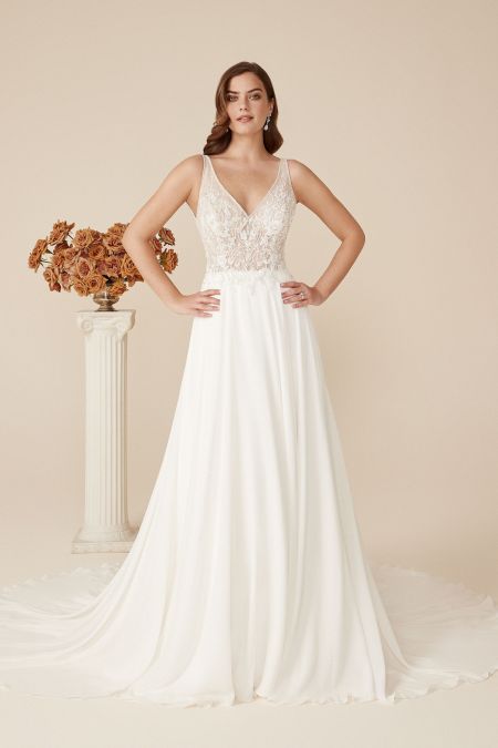 Traje de novia corte en A con cuerpo bordado en pedreria y falda de crepe