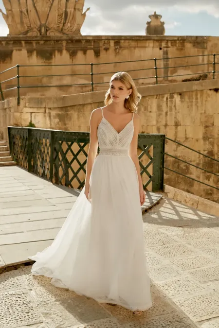 Traje de novia corte en la cintura con cuerpo bordado en perlas y pedreria