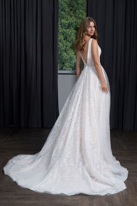 Traje de novia corte en la cintura con detalles en pedreria, falda de lentejuelas y escote pronunciado