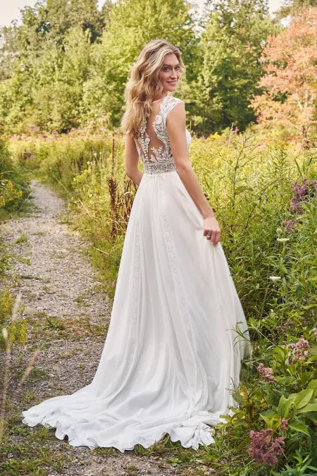 Traje de novia corte en la cintura estilo boho chic con cuerpo de guipur