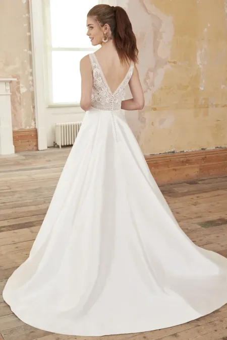 Traje de novia corte evase con falda de piel de angel y cuerpo de guipur