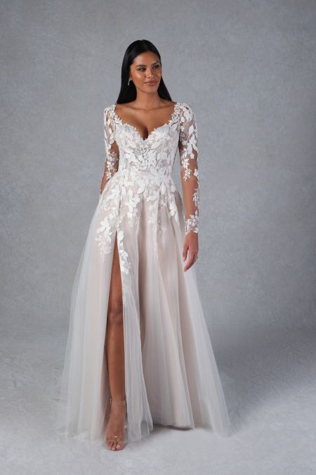Traje de novia corte evase con mangas, espalda efecto tatoo y detalles en pedreria