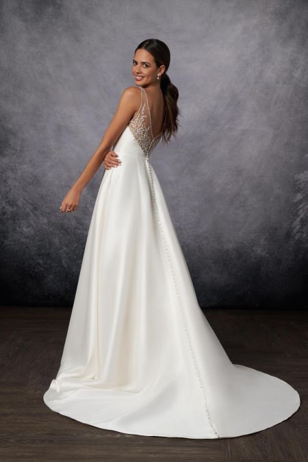 Traje de novia corte evase de mikado y espalda bordada en pedreria