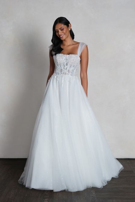 Traje de novia corte linea A con cuerpo de encaje y falda de brillo