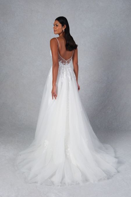 Traje de novia corte princesa con brillos y espalda en pico