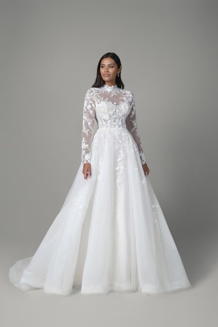 Traje de novia corte princesa con cuello alto y espalda semitransparente