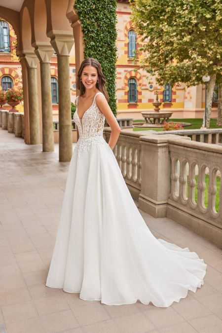 Traje de novia corte princesa con cuerpo bordado en pedreria y espalda abierta