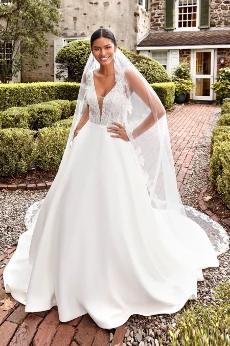 Traje de novia corte princesa con cuerpo bordado en pedreria y falda de mikado