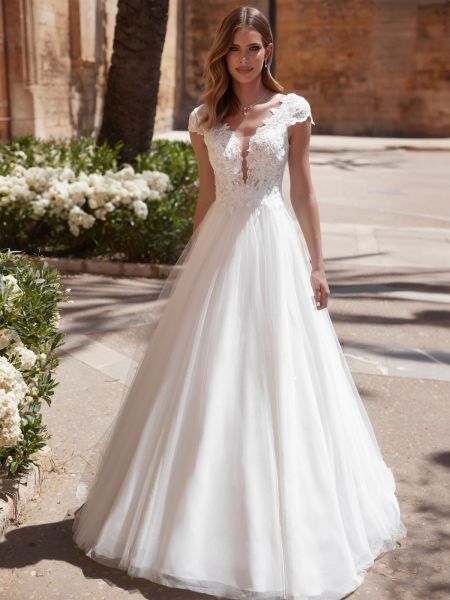 Traje de novia corte princesa con cuerpo de encaje, pedreria y falda de tul brillante