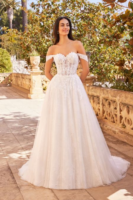 Traje de novia corte princesa con encaje, chantilly y tirantes caidos